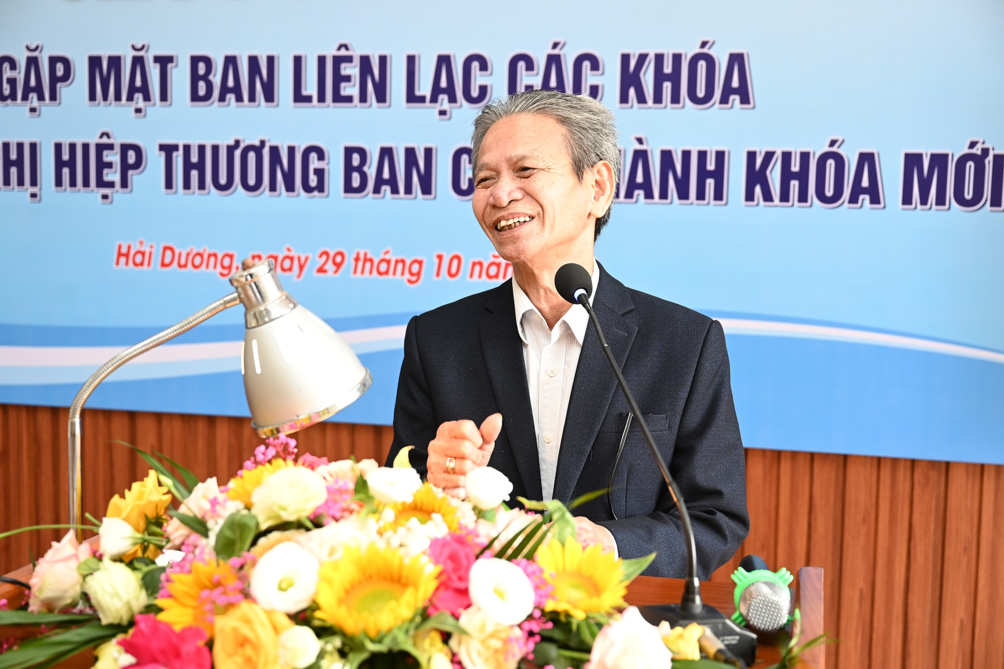 Có thể là hình ảnh về 1 người và văn bản cho biết 'GẶP MẶT BAN LIÊN LẠC CÁC, KHÓA HỊ HIỆP THƯƠNG BAN C ÀNH KHÓA MỚ Hải Dương gày 29 tháng 10 nài'